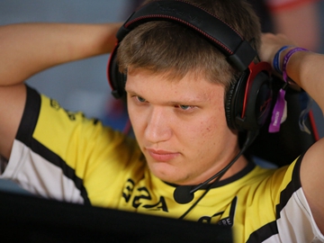 罗云熙与LPL四支出征队伍合照：LPL加油出征顺利，等凯旋！