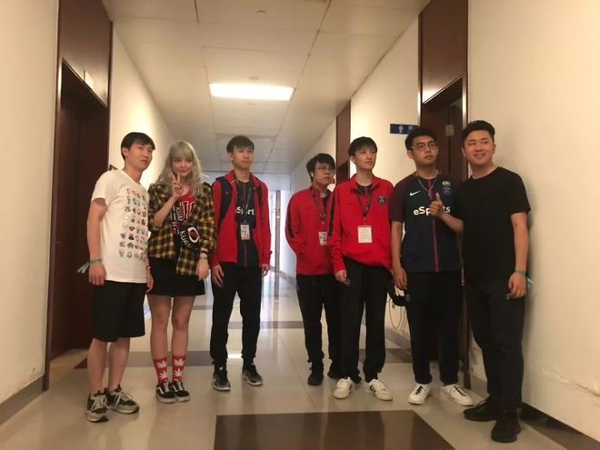 WBG分享基地内选手照片：开赛在即，全力以赴