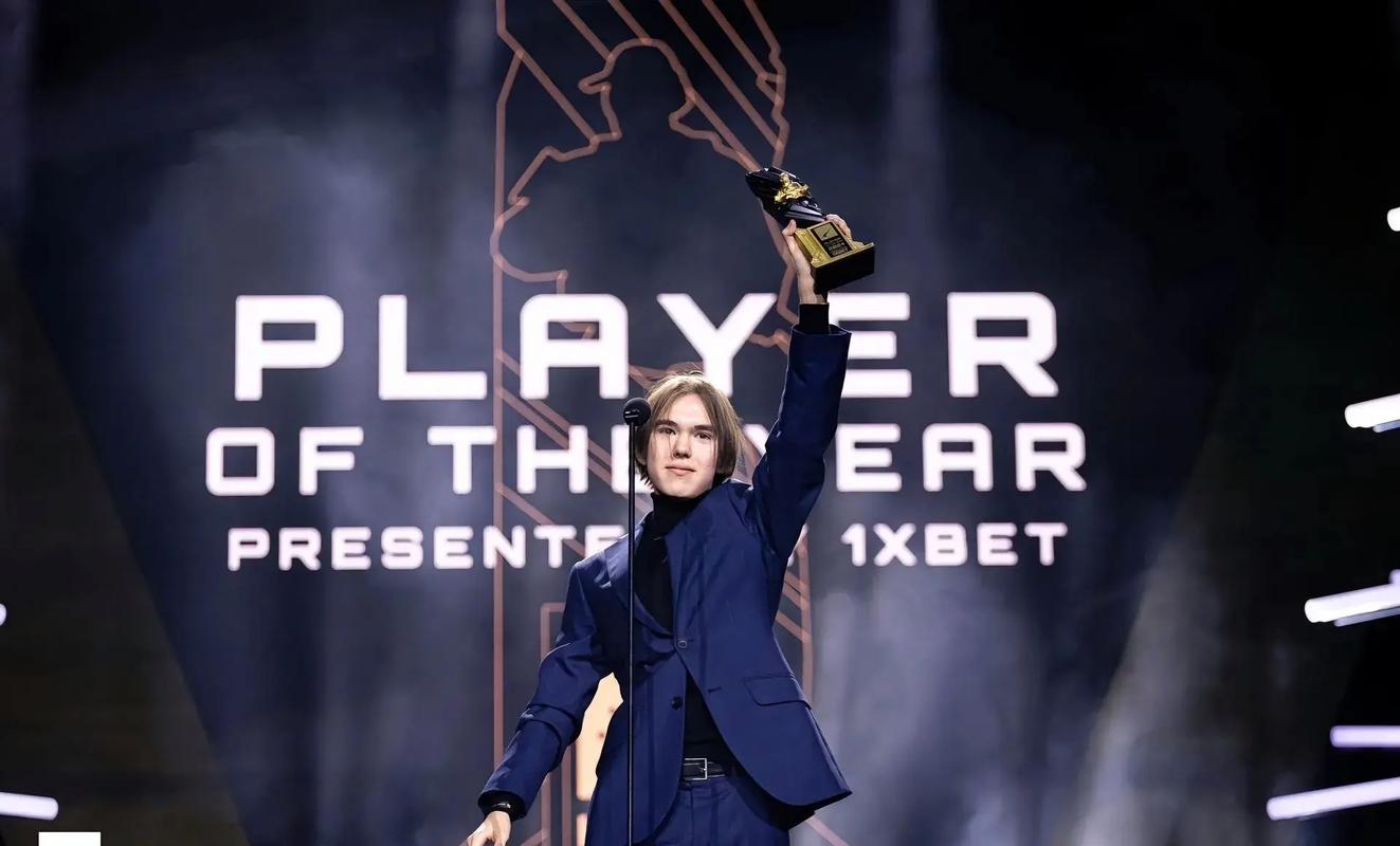 BLG赛后群访 Elk ：打完跟呼吸聊了天，感觉他今天有点惨一直被抓